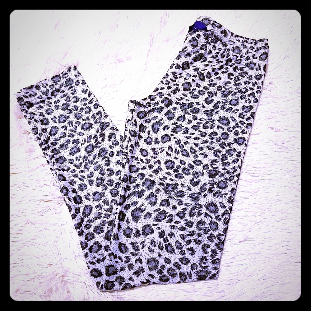 Miley Cyris Max Azria leopard leggings